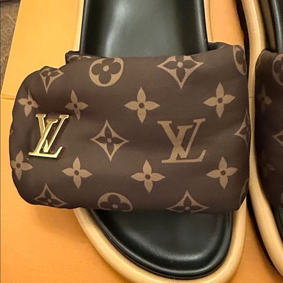 Louis Vuitton Pool Pillow Flats Monogram Sandals size-39 - Picture 3 of 7